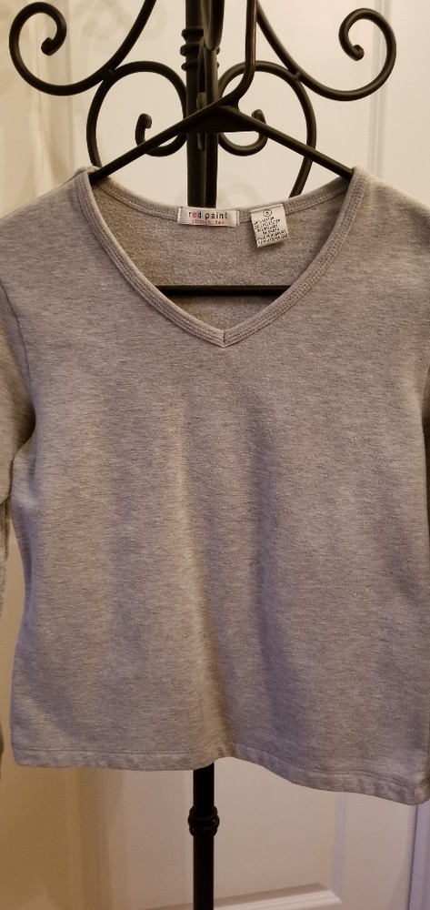 Gray, v-neck, long sleeve, cropped sweatshirt.